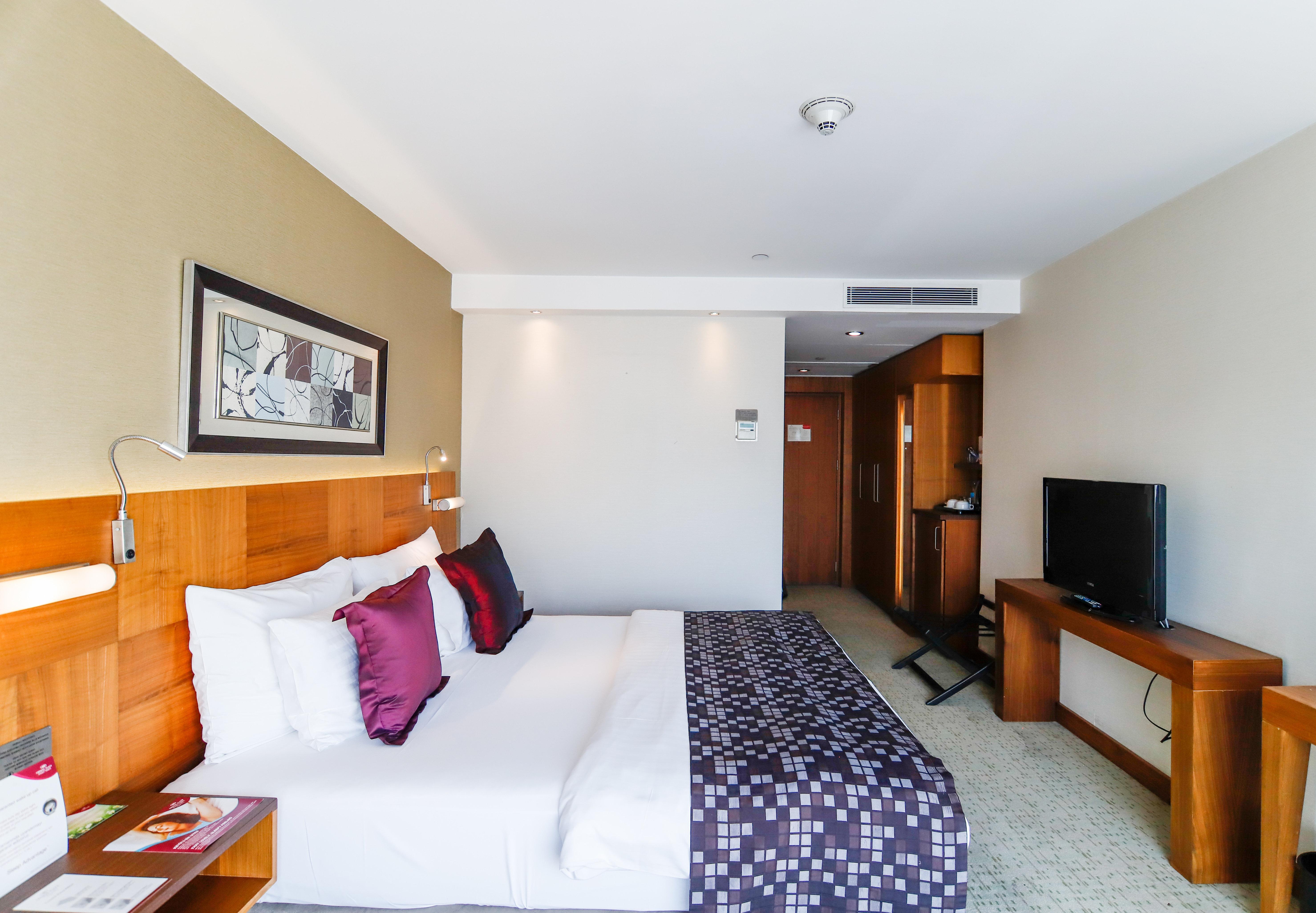 Отель Crowne Plaza Istanbul Harbiye By Ihg Экстерьер фото A room at the hotel