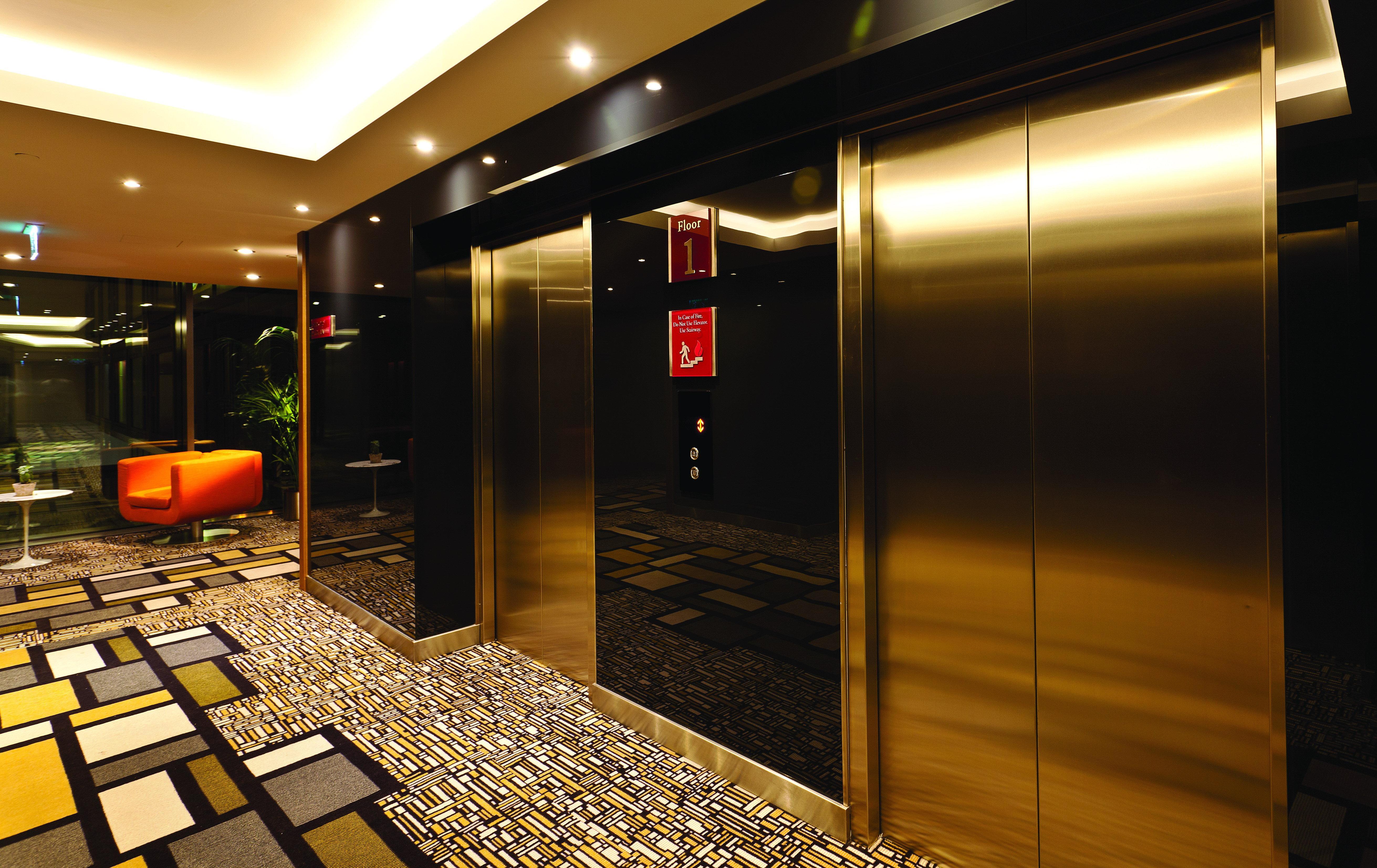 Отель Crowne Plaza Istanbul Harbiye By Ihg Экстерьер фото Elevators at the lobby