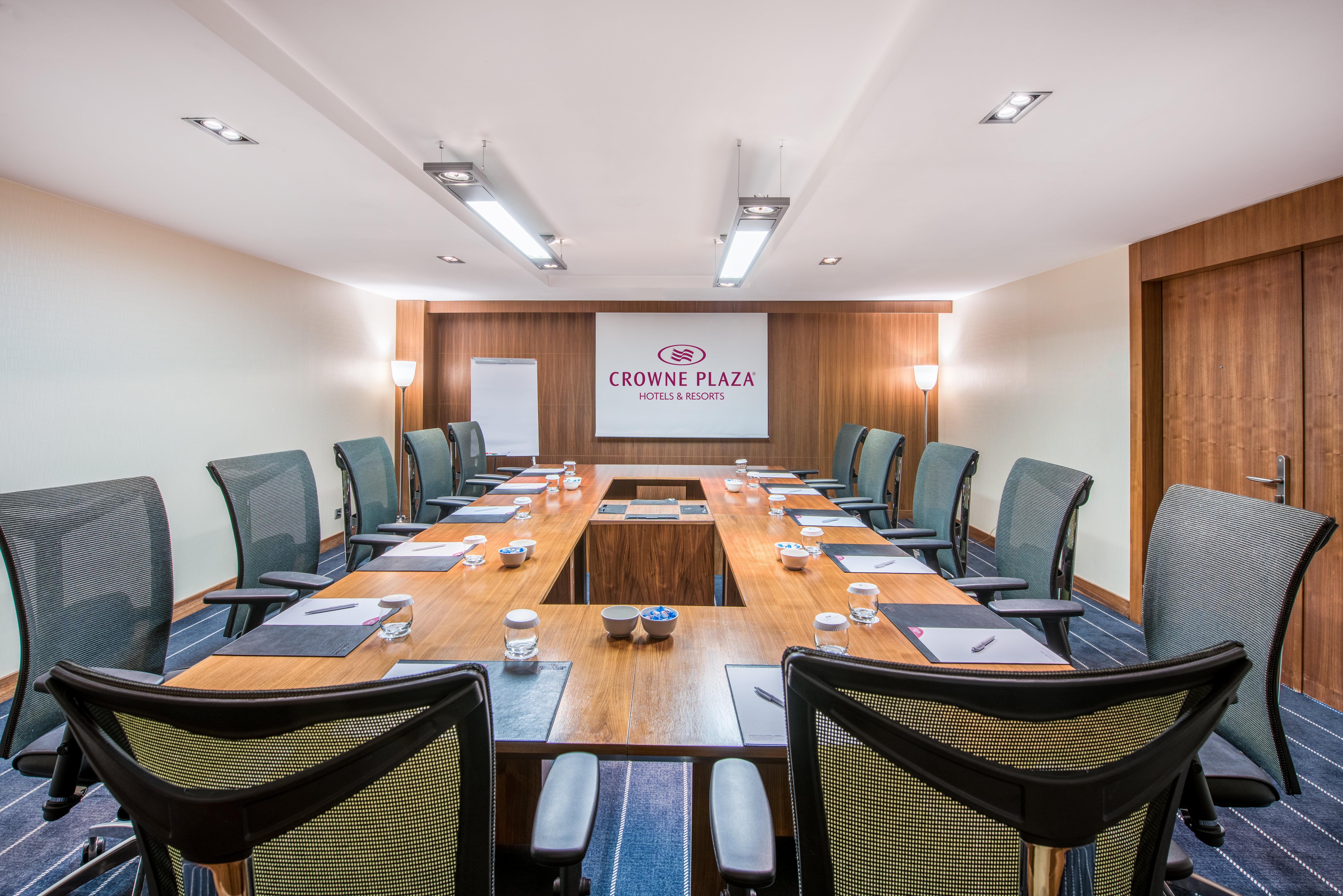 Отель Crowne Plaza Istanbul Harbiye By Ihg Экстерьер фото Meeting room