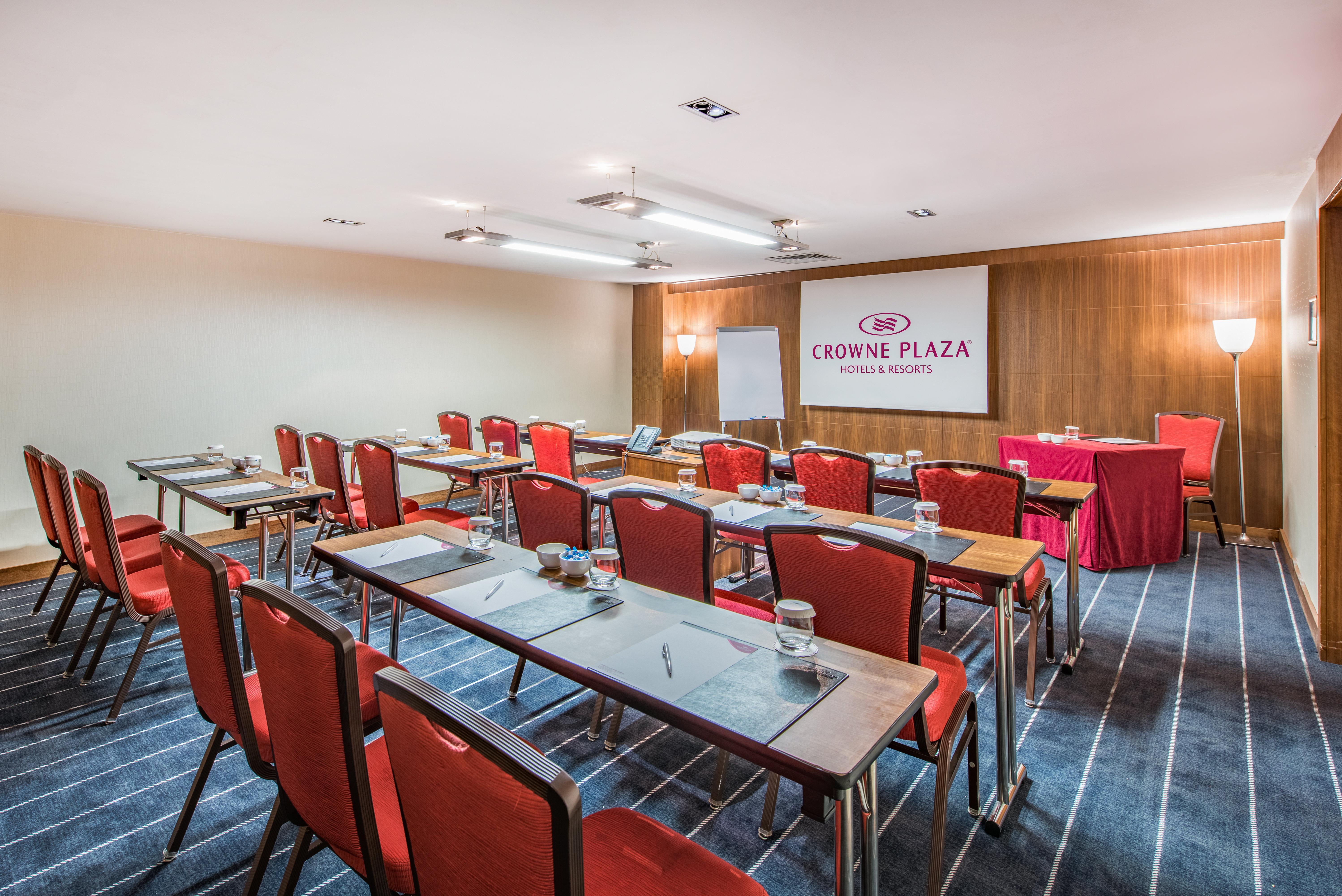 Отель Crowne Plaza Istanbul Harbiye By Ihg Экстерьер фото Meeting room