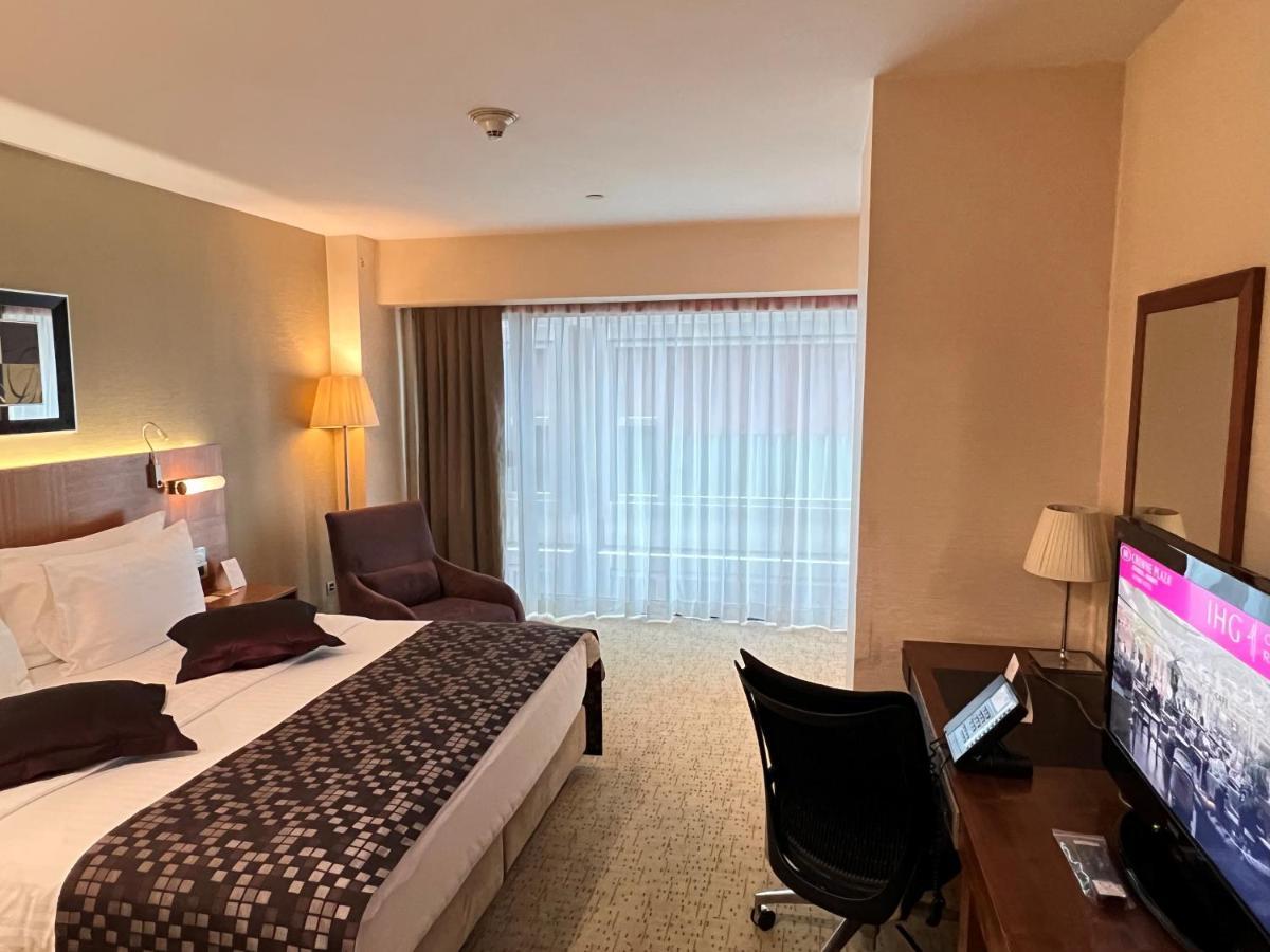 Отель Crowne Plaza Istanbul Harbiye By Ihg Экстерьер фото A room at the hotel