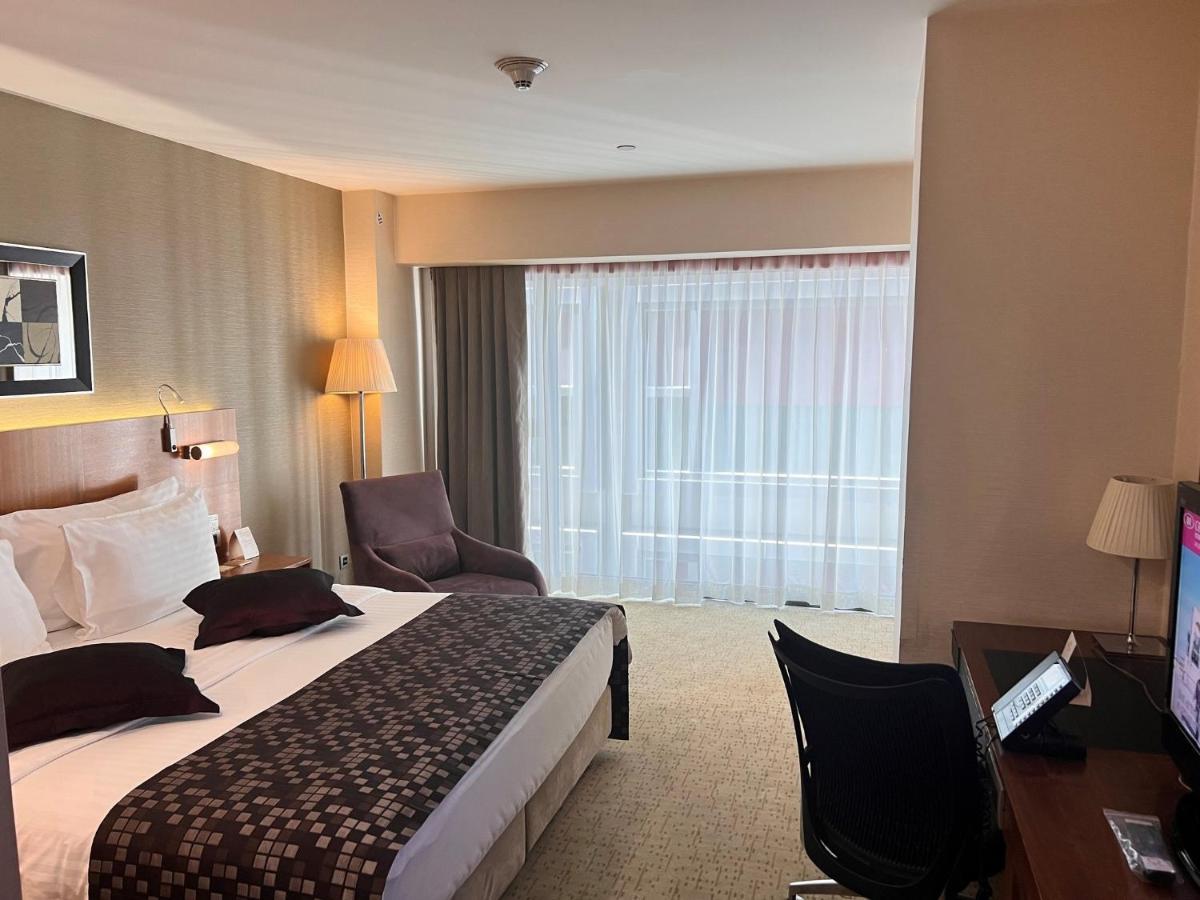 Отель Crowne Plaza Istanbul Harbiye By Ihg Экстерьер фото A room at the hotel