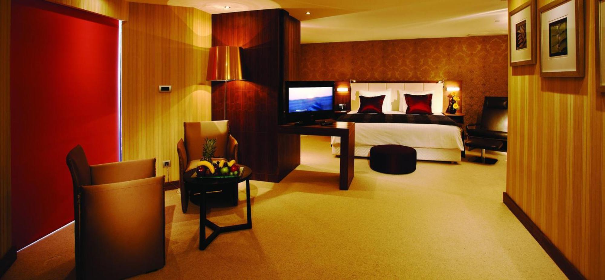 Отель Crowne Plaza Istanbul Harbiye By Ihg Экстерьер фото A suite at the hotel