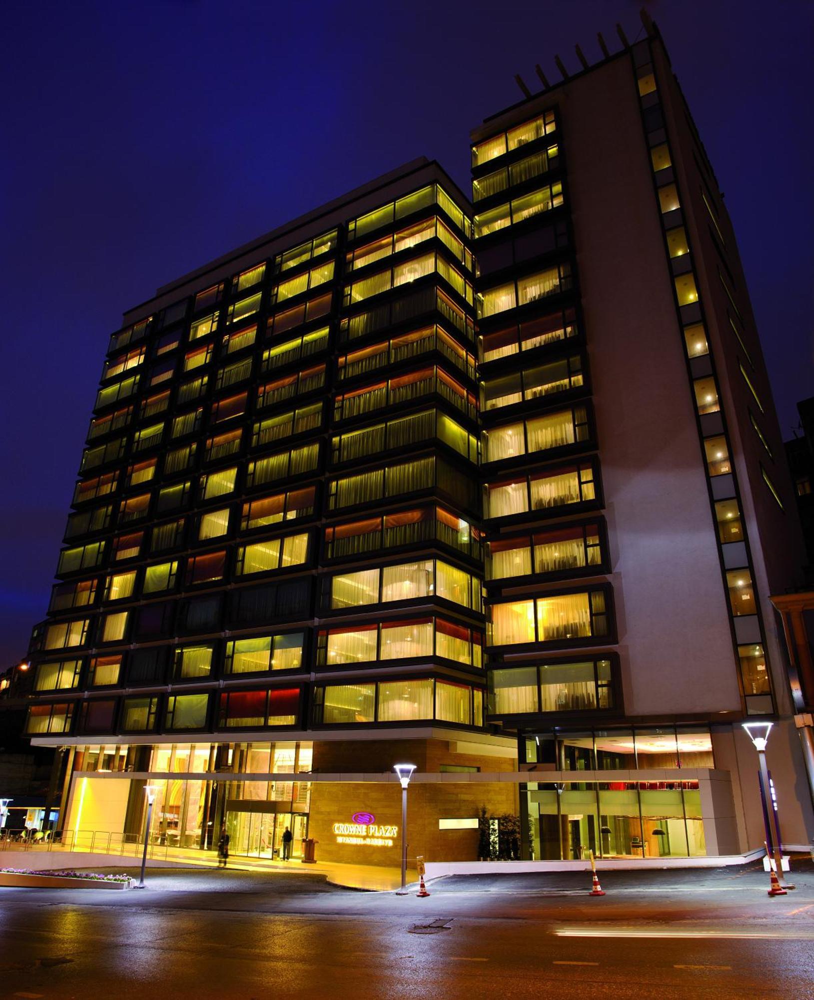 Отель Crowne Plaza Istanbul Harbiye By Ihg Экстерьер фото The hotel at night