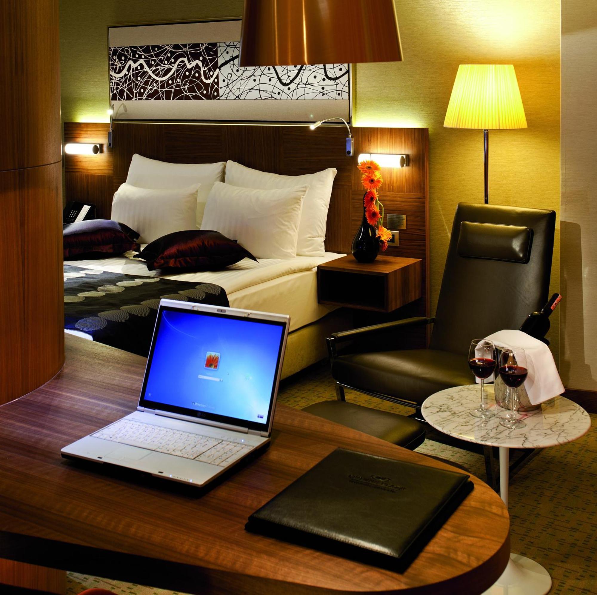 Отель Crowne Plaza Istanbul Harbiye By Ihg Экстерьер фото A room at the hotel