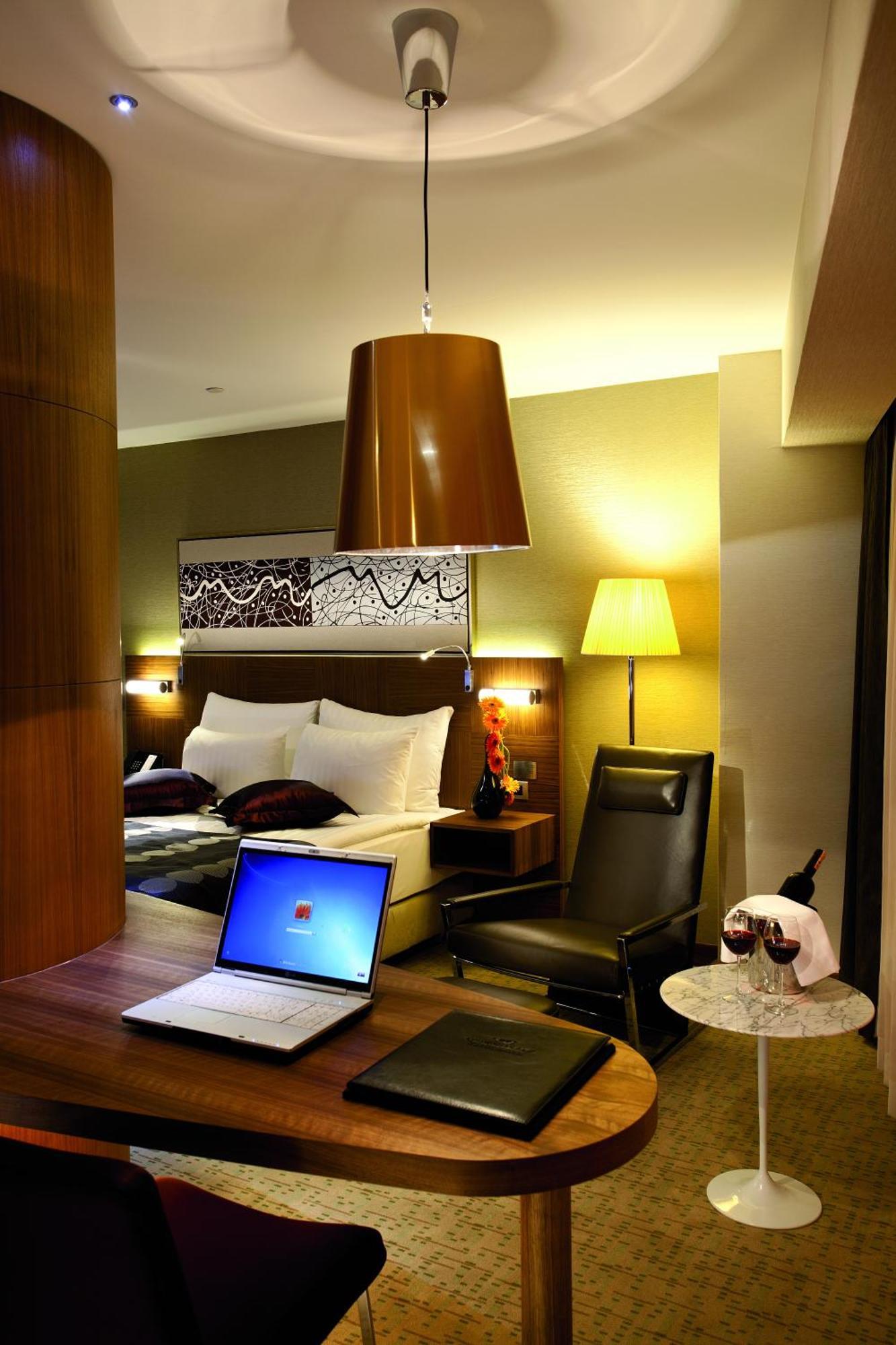 Отель Crowne Plaza Istanbul Harbiye By Ihg Экстерьер фото A room at the hotel