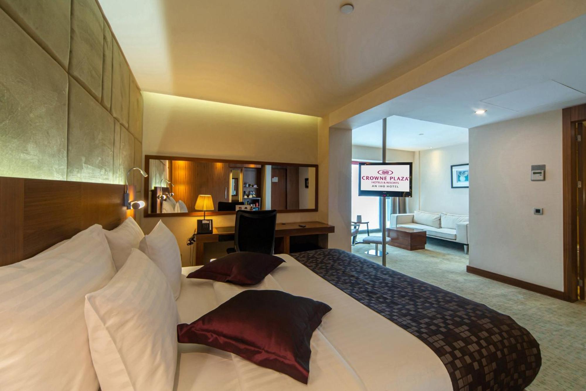 Отель Crowne Plaza Istanbul Harbiye By Ihg Экстерьер фото A suite at the Crowne Plaza Hotel, Dublin