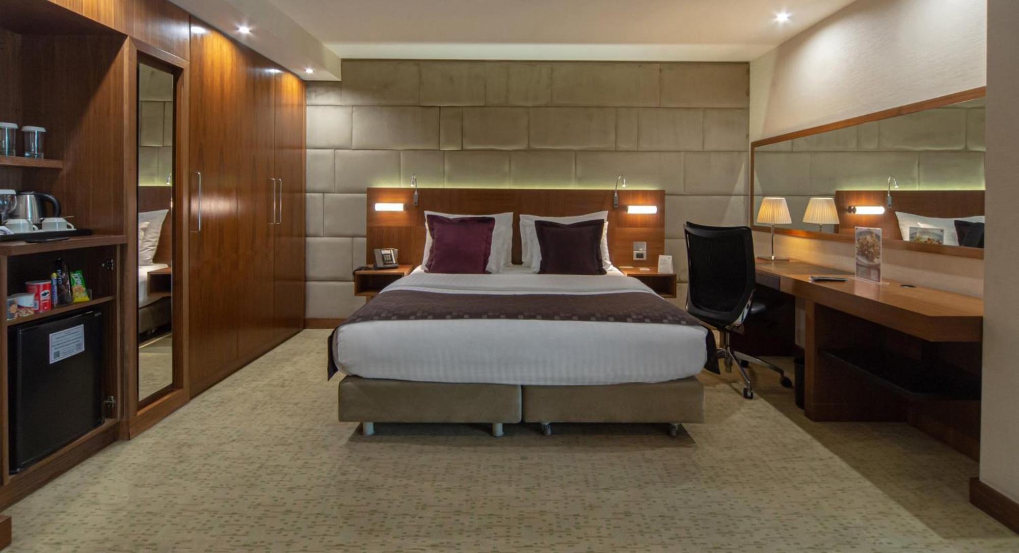 Отель Crowne Plaza Istanbul Harbiye By Ihg Экстерьер фото A bedroom at the hotel
